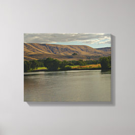 Prachtige rivier Stromen in de woestijn met landbo Canvas Afdruk