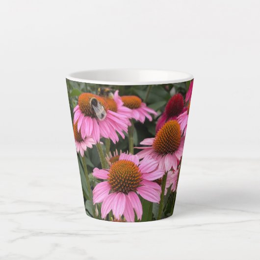 Prachtige roze Echinacea Flowers en Bee Latte Mok (Voorkant)