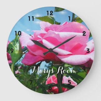 Prachtige roze roos bloem in blauwe lucht. Bloem Grote Klok