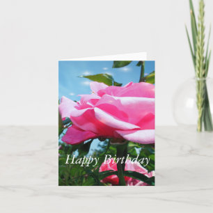 Prachtige roze rozenbloem en groene bladeren in bl kaart