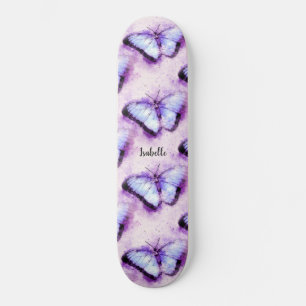Prachtige roze vlinders voor het afspelen skateboard
