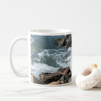 Prachtige Seashore Splashing Water op Rocks Foto Koffiemok