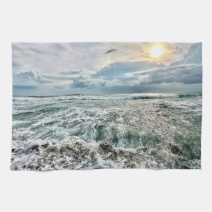 Prachtige strandscène met neerstortende golven theedoek