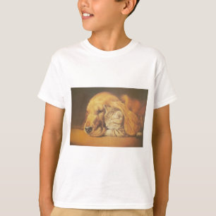 Prachtige verbazingwekkende kat en hond knuffelen  t-shirt