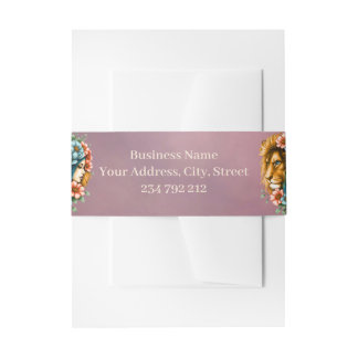 Prachtige vrouw wiens lange, vloeiende haar uitnodigingen wikkel