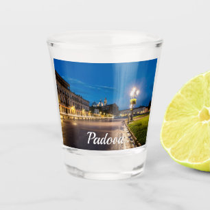 Prato della Valle 's nachts in Padova, Italië Shot Glas