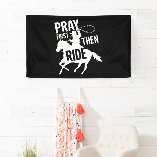 Pray First Vervolgens Ride Cute Barrel Racer Rodeo Spandoek (Insitu)
