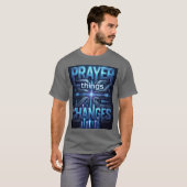 Prayer Changes Things – Futuristic Cross T-Shirt (Devant entier)