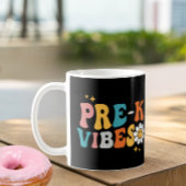 Pre-K Vibes Groovy Design Mok