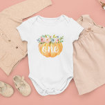 Premier anniversaire du petit Citrouille<br><div class="desc">Un vêtement adorable pour bébé pour votre petit citrouille le premier anniversaire comporte un citrouille orange aquarelle surmonté de fleurs rose et bleue,  avec "un" inscrit sur le citrouille en joli script écrit à la main.</div>