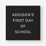 Premier jour de l'école Noir et blanc Nom personna<br><div class="desc">Cette enseigne simple et élégante "Premier jour d'école" présente un look de carton-lettres avec un arrière - plan imprimé noir et blanc TOUS les CASQUETTES sans serif. Le texte et le design peuvent être entièrement personnalisés avec le nom de l'élève ou d'autres termes.</div>