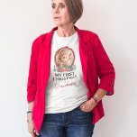 Premier Noël en T-shirt camionnette rouge grand-mè<br><div class="desc">T-shirt de Noël familial avec une photo de votre propre avec une bordure rouge bicolore,  des arbres de Noël aquarelle,  un pick-up rouge,  et le mignon dicton "mon premier noël comme grand-mère".</div>