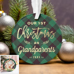 Premier Noël Grand-parents Green Tartan Photo<br><div class="desc">**** N'oubliez pas de télécharger votre photo préférée au dos. Si vous n'avez pas besoin du placement photo, vous pouvez le retirer en utilisant l'outil de design ***** Célébrez votre premier Noël en tant que grand-parents avec cet ornement photo vert classique. Ajoutez une photo et un texte préférés à ce...</div>
