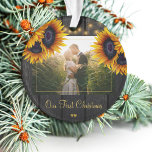 Premier Noël M. et Mme tournesols rustiques photo<br><div class="desc">Le pays rustique jeunes mariés photo mariage Premier Noël en tant que Monsieur et Madame personnalisées ornement d'arbre avec bouquets de tournesol en or jaune sur un bois de grange brun foncé avec lumières à cordes. Facile à customiser avec vos noms, texte et photo ! Il peut s'agir d'un joli...</div>