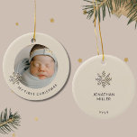 Premier ornement de Noël pour bébé personnalisé<br><div class="desc">Commémorez le premier Noël de votre bébé garçon avec notre "Premier Ornement de Noël pour bébé personnalisé". L'avant de ce joli ornement présente une adorable photo de votre petit, encadrée par un charmant flocon doré au champagne sur la gauche, avec le texte personnalisable ci-dessous. La bordure claire apporte une touche...</div>