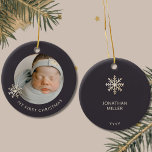 Premier ornement de Noël pour bébé personnalisé<br><div class="desc">Célébrez les premières fêtes de votre petit prince avec ce premier ornement de Noël pour bébé personnalisé. Conçu pour votre touche unique, cet ornement dispose d'un charmant espace encadré de flocs de neige pour une photo chère de votre bébé garçon. "My First Christmas" est élégamment affiché en police sans-serif sous...</div>
