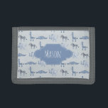 Premier Portefeuille bleu Safari Motif avec nom<br><div class="desc">Le porte-monnaie de cet adorable garçon est orné d'une girafe bleu aquarelle, d'éléphants, de crocodiles et de zèbres et vous permet d'ajouter le nom de votre petit garçon. Parfait pour le premier porte-monnaie de votre enfant ! Découvrez le reste de notre collection pour d'autres animaux de safari bleus mignons !...</div>