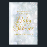 Première Baby shower de flocons de neige Affiche d<br><div class="desc">Des flocons de neige douces tombent sur votre baby shower neutre genre,  des arrosages ou des détails de douche en couple,  mis en texte or élégant sur un arrière - plan d'hiver magique,  ce panneau d'accueil chic est idéal pour votre événement spécial. Conçu par Thisisnotme©</div>