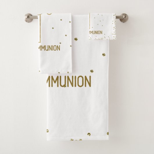 Première communion de la petite-fille croix de cou (En situation)