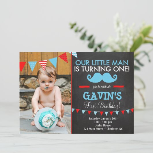 Première invitation d'anniversaire de moustache (Debout devant)