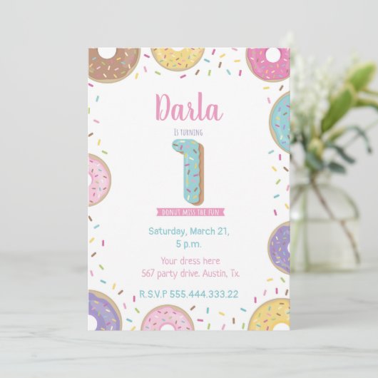 Première invitation d'anniversaire, invitation de (Debout devant)