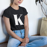 Première lettre | Monogram Modern Stylish Trendy<br><div class="desc">Simple,  élégante lettre initiale personnalisée monogramme t-shirt femme dans la typographie minimaliste moderne en blanc. Un cadeau personnalisé parfait ou un accessoire de mode avec une touche personnelle!</div>