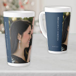 Première Mug de Noël de couple personnalisé<br><div class="desc">Célébrez votre premier Noël en couple avec cette première Mug de Noël personnalisée de couple. Cette tasse festive présente un design délicieux qui met en valeur vos noms dans une police sans-serif élégante sur une bannière bleue charmante, accompagnée de votre date spéciale. Le côté opposé offre de l'espace pour une...</div>