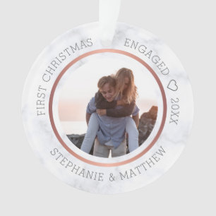 Première photo de Noël des fiancés élégant marbre