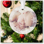 Premiers flocons d'argent blanc de Noël pour bébé<br><div class="desc">Ce design sucré présente des flocons de neige gris et argent avec espace pour une photo pour commémorer le 1er Noël du bébé! La collection de produits de coordination est disponible dans notre boutique, zazzle.com/doodlelulu*. Contactez-nous si vous avez besoin que cette conception s'applique à un produit spécifique pour créer votre...</div>