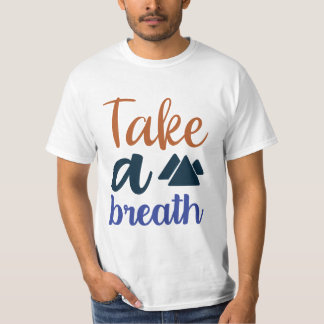 Prenez un souffle en voyageant en T-shirt