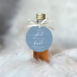 Prenez une balle, nous avons lié le Mariage de noe<br><div class="desc">Commencez la fête avec ces étiquettes de faveur mignonnes conçues pour s'attacher à des lunettes de vue ou des bouteilles d'alcool mini. Caractéristiques de design "prendre un coup, nous avons attaché le noeud" dans serif classique et script de calligraphie en lettrage sur un arrière - plan bleu poussiéreux. Personnalisez avec...</div>