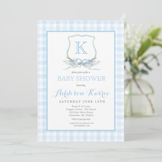 Preppy Blue En vichy Crest Baby shower Invitation (Debout devant)