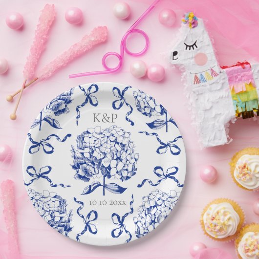 Preppy Blue Toile Hydrangea Bow met naam Papieren Bordje (Feest)