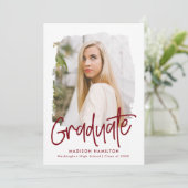 Preppy Burgundy Script Photo Graduparty Kaart (Staand voorkant)