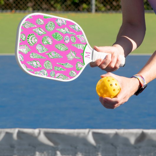 Preppy Coastal Sea Shells op Roze Seaside Monogram Pickleball Paddle (Insitu)