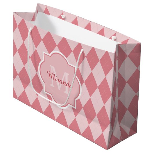 Preppy Light Pink Argyle Girly Monogram en naam Groot Cadeauzakje (Voorkant Gekanteld)