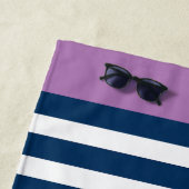 Preppy Nautical Stripe Navy Paars Calligraphy Strandlaken (In situ)