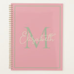 Preppy rose Sage vert et crème Monogramme<br><div class="desc">Ce planificateur de calendrier simple et moderne dispose d'un monogramme preppy dans les tons doux de sauge vert et crème sur rose que vous pouvez personnaliser avec votre choix de nom et initiale.</div>