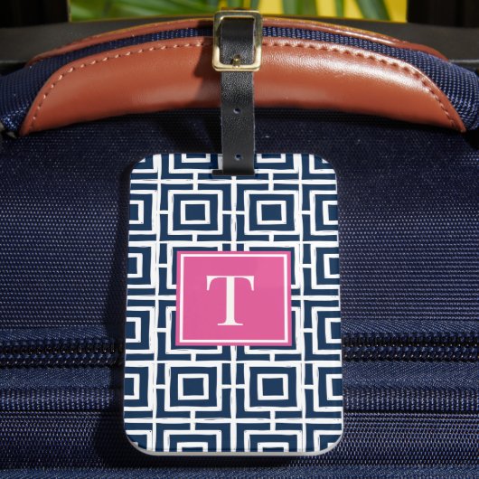 Preppy Square Lattice Monogram – Navy & Hot  Pink Bagagelabel (Voorkant Insitu 2)
