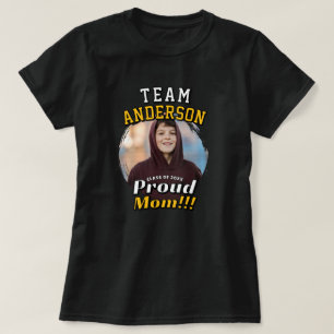 Preppy Team [Achternaam] Trotse Moeder Afstudeerfo T-shirt