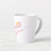 Preppy Tennis Monogram Gepersonaliseerd Roze Latte Mok (Rechterhoek)