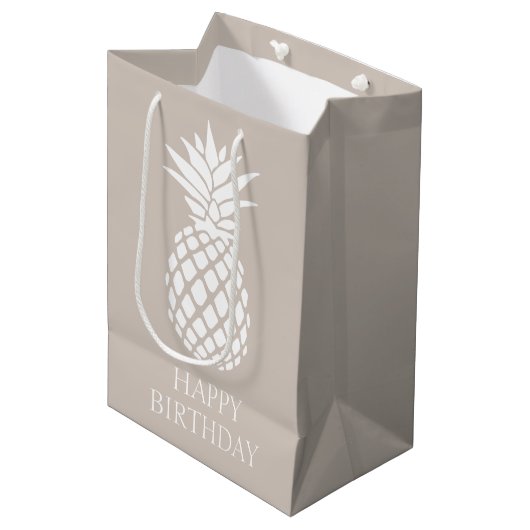 Preppy White Pineapple on Beige Medium Cadeauzakje (Voorkant Gekanteld)