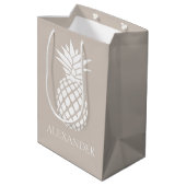 Preppy White Pineapple on Beige Medium Cadeauzakje (Achterkant Gekanteld)