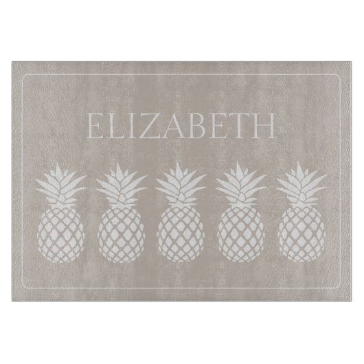 Preppy White Pineapples on Beige Personalized Snijplank (Voorkant)