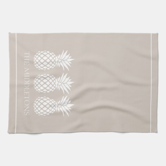 Preppy White Pineapples on Beige Theedoek (Horizontaal)