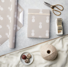 Preppy Witte Ananas op Beige Cadeaupapier