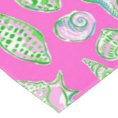 Preppy Zeeschelpen op Roze Zeekant Tafelkleed (Gekanteld)