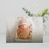 Présentation d'un élégant faire-part de naissance  (Debout devant)