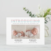 Présentation d'un faire-part de naissance graphiqu (Debout devant)