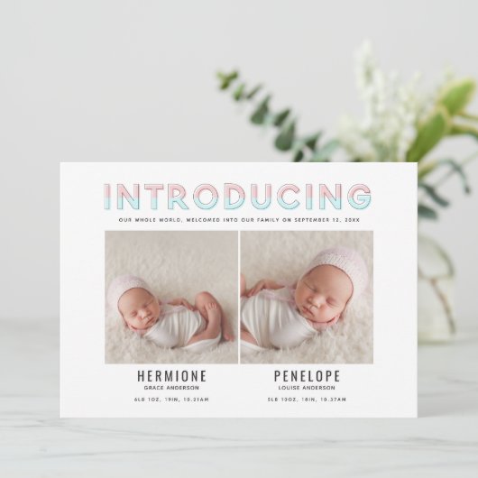 Présentation d'un faire-part de naissance graphiqu (Debout devant)